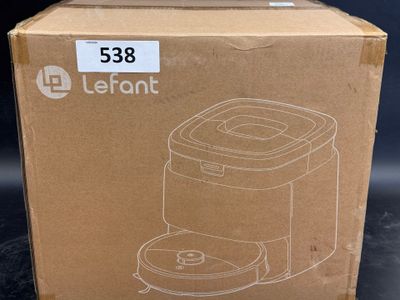 La boîte est vide et prête à servir de cafetière.