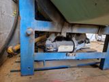 une image représentant un camion bleu avec un moteur à l'arrière