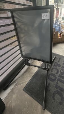 un téléviseur posé sur un meuble devant une fenêtre