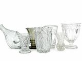 un grand nombre d'objets en verre posés sur une table