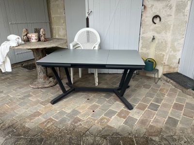 une table posée sur une terrasse en briques