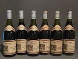 six bouteilles de vin sont alignées sur une table