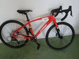 un vélo rouge appuyé contre un mur blanc