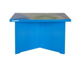 une table bleue avec un plateau en métal sur fond blanc