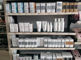 de nombreux types de produits de soins de la peau dans les rayons