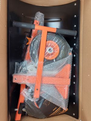 une boîte en carton contenant une paire de ciseaux