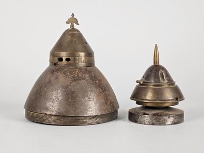 deux objets métalliques argentés posés l'un à côté de l'autre sur une surface blanche