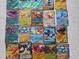 une pile de cartes pokemon posée sur une table