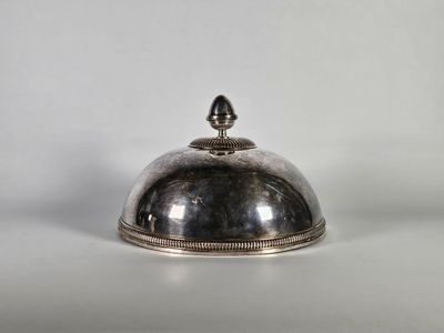 Cloche en métal argenté. (Usures).