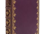 un livre violet avec des bordures dorées sur la couverture