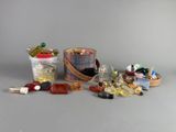 un grand nombre d'objets posés sur une table