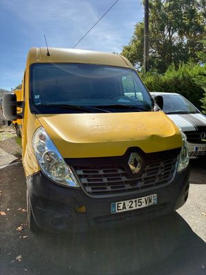 une camionnette jaune garée sur le bord de la route, dans un parking