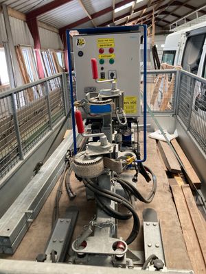 une machine qui se trouve à l'intérieur d'un bâtiment