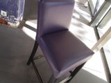 une chaise violette qui se trouve à côté d'une chaise bleue