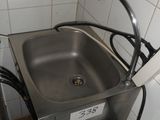 un évier et une machine à laver dans une petite pièce