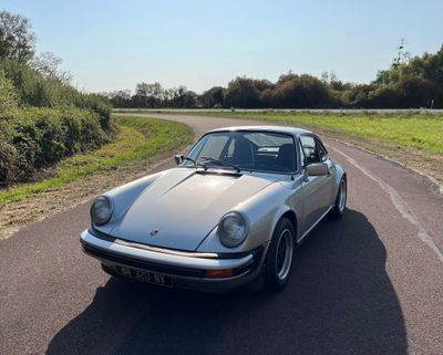 une voiture argentée qui roule sur la route