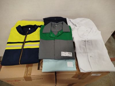 trois chemises pour homme sont posées sur une boîte en carton