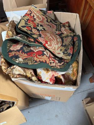 une boîte remplie de couvertures posée par terre