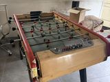un baby-foot au milieu d'une pièce
