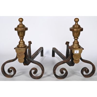 PAIRE DE CHENETS en bronze doré à décor d’urnes.