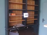 une photo d'une bibliothèque noire dans un salon