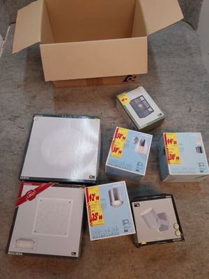 une boîte contenant du matériel électronique posée par terre à côté d'une autre boîte contenant du matériel électronique