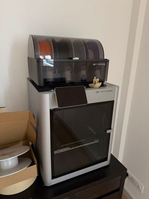 un four à micro-ondes posé sur une commode dans une pièce