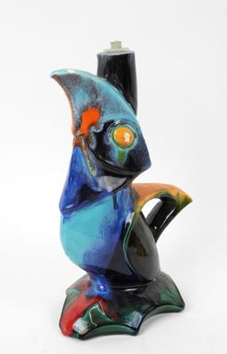 un oiseau aux couleurs vives perché sur une table
