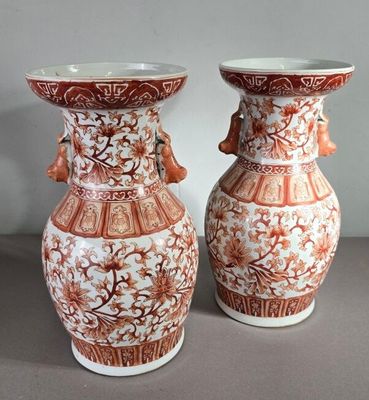 deux vases posés côte à côte sur une table