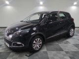 la voiture noire est garée sur un sol en damier dans le garage