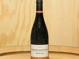 une bouteille de vin posée sur un tonneau