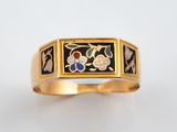 un gros plan d'une bague en or ornée d'un motif floral