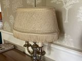 une lampe posée sur une table dans une pièce