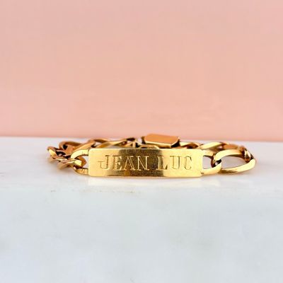 un bracelet plaqué or avec un nom gravé dessus