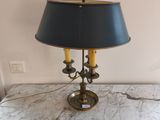 une lampe posée sur une table en marbre, avec un abat-jour bleu