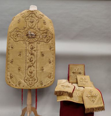 une image représentant une aube de prêtre et une croix posée sur un socle