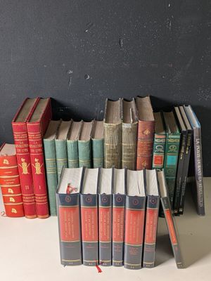 un grand nombre de livres posés sur une table