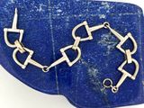 bracelet en argent et pierre bleue, monté sur une plaque de pierre bleue