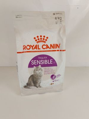 un gros plan sur un sac de nourriture pour chat posé sur une table