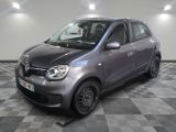 la photo d'une petite voiture garée dans un garage