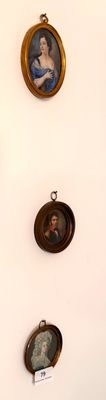 de nombreux portraits de personnes accrochés au mur de cette pièce
