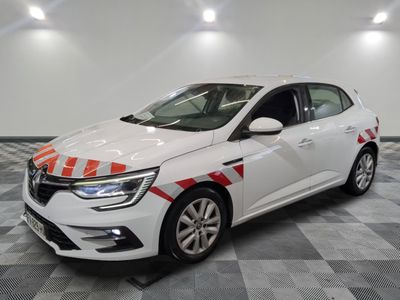 la voiture blanche et rouge est garée sur un sol en damier