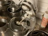 de nombreux bols et mixeurs posés sur le plan de travail de la cuisine