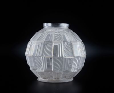 un vase en verre orné d'un motif sur un fond noir
