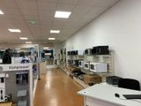 de nombreux micro-ondes et autres appareils électroménagers exposés dans un magasin