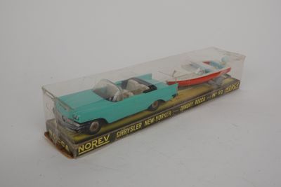 une petite voiture avec un bateau à l'arrière
