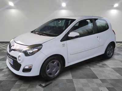 la photo d'une petite voiture blanche garée dans un garage