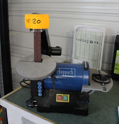 une machine posée sur une table