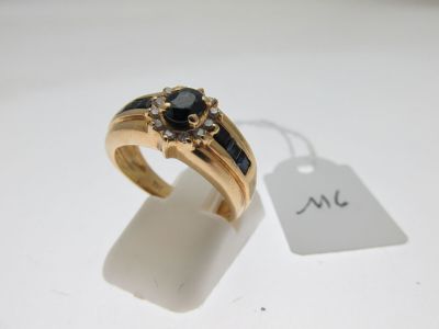 Gros plan sur une bague en or ornée d'un diamant noir
