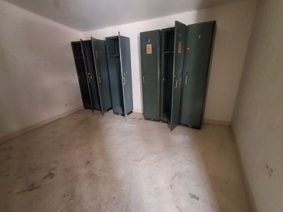 Espace vestiaires : 6 vestiaires en métal laqué ouvrant par …